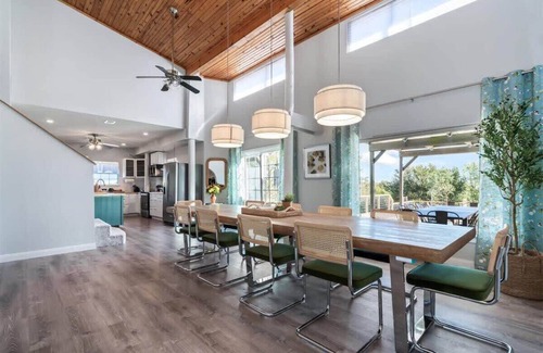Manor House | Farmhouse ~ Hot Tub + Pool ~ On Expansive 5 Acres!