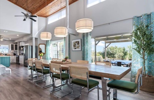 Manor House | Farmhouse ~ Hot Tub + Pool ~ On Expansive 5 Acres!