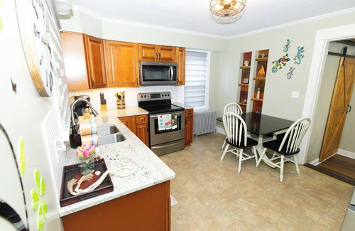 Port Clinton Apartment | farmhouse/hot tub by Camp Perry
