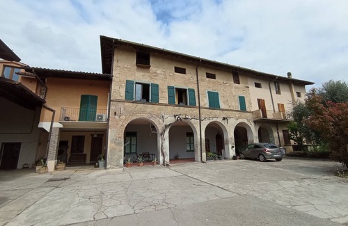 Nigoline Bonomelli Apartment | Farmhouse in the heart of the hills of Franciacorta and a few km from Lake Iseo