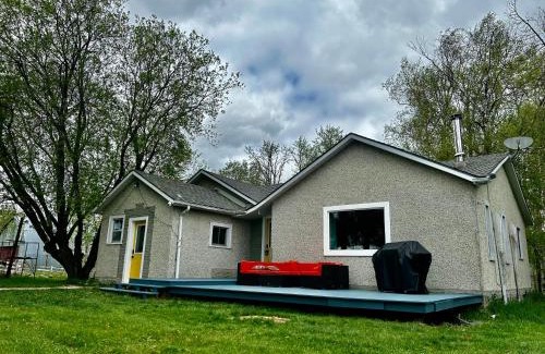 Division No. 11 House | Farmhouse in Alberta