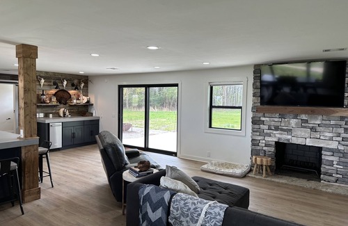 Howell House | Farmhouse in McCrory, Arkansas on 5 acres is a cozy retreat. Witness the Eclipse