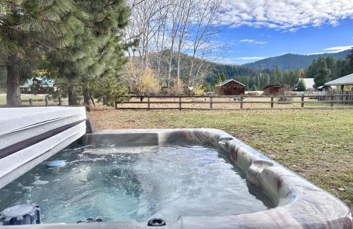 Leavenworth House | Farmhouse in Plain by NW Comfy Cabins