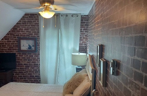 Summerside House | Farmhouse in the City. Shop, dine and more within walking distance.