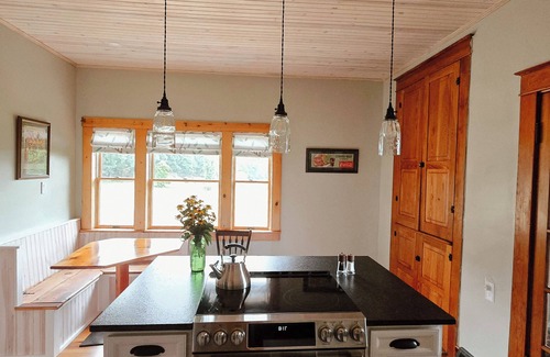 Romney House | Farmhouse in the South Branch River Valley with idyllic views and country charm