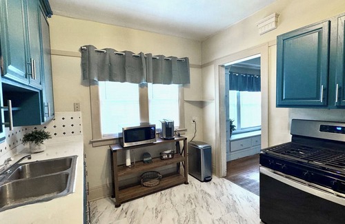 Shaker Heights Apartment | Farmhouse In The City CLE Clinic-Long Stays Welcome - 2bd/1bth WiFi, Full Kitch
