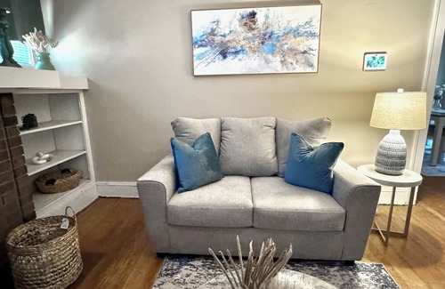 Shaker Heights Apartment | Farmhouse In The City CLE Clinic-Long Stays Welcome - 2bd/1bth WiFi, Full Kitch