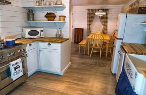Woodland Park Cabin | Farmhouse In The Mountains - In The Heart of Town