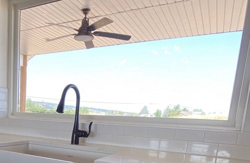 North Spearfish House | Farmhouse-ish * Hot Tub * Luxury Amenities *No Step Entry No Gravel Easy Access