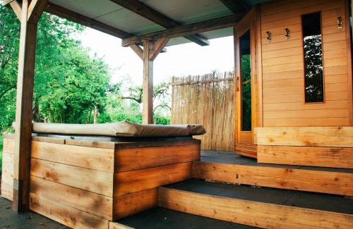 Portengen House | Farmhouse, Jacuzzi, Sauna, BBQ grill & Garden, Sleeps 24