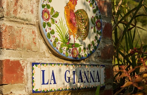 Nocchi House | Farmhouse La Gianna - Apartment in the hills - Beach club in Viareggio included