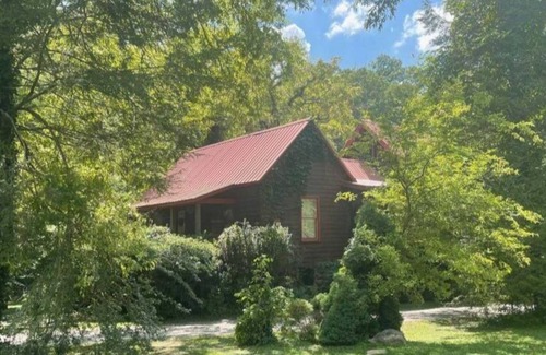 Walland Cabin | Farmhouse located on river with Mountain View-Wifi/Cable