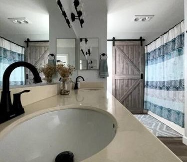 Vista House | Farmhouse, Modern Kitchen, Yard
