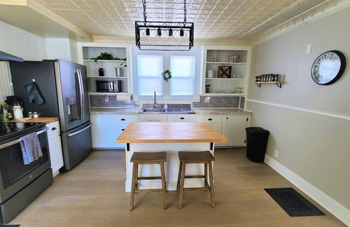 Waterville Apartment | Farmhouse Oasis | Washer/Dryer | Fireplace