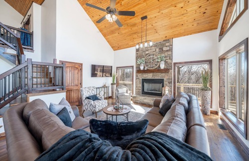 Bixby Other | Farmhouse on 160 Acres | Stocked Lakes | Firepit | Trails | 30 minutes to Tulsa