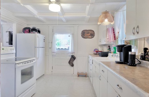 Milford House | Farmhouse on 179 acres! Private creek! Barn! Hiking trails! Minutes from town!