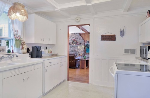 Milford House | Farmhouse on 179 acres! Private creek! Barn! Hiking trails! Minutes from town!