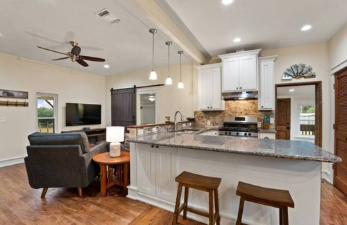 Weatherford House | Farmhouse on 8 acres