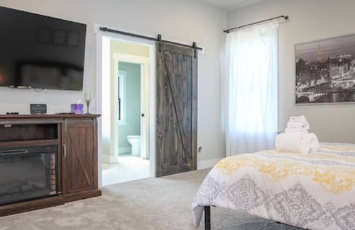 Baker City House | Farmhouse on the Fairway, Beautiful! Sleeps 15
