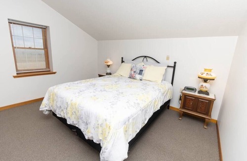 Wellington House | Farmhouse PEC - Centrally Located in PEC