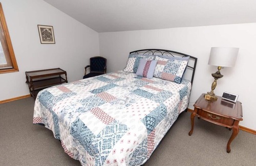 Wellington House | Farmhouse PEC - Centrally Located in PEC
