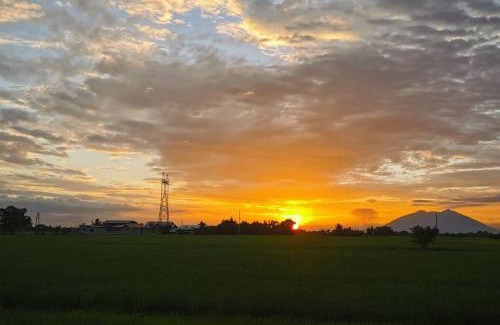 Gapan City Apartment | Farmhouse Perfect for relaxing and grounding