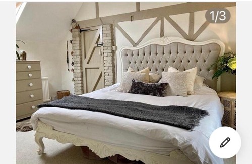 Gate Helmsley House | farmhouse , quirky 3/4bed period home with hot tub
