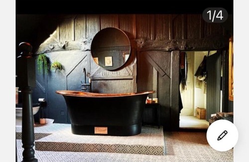 Gate Helmsley House | farmhouse , quirky 3/4bed period home with hot tub