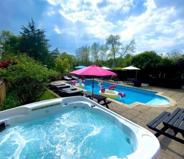 North Weald House | Farmhouse Retreat with Hot Tub, Pool, Horses, Games Room, Free Car Park, Only 45 min from Oxford Circus