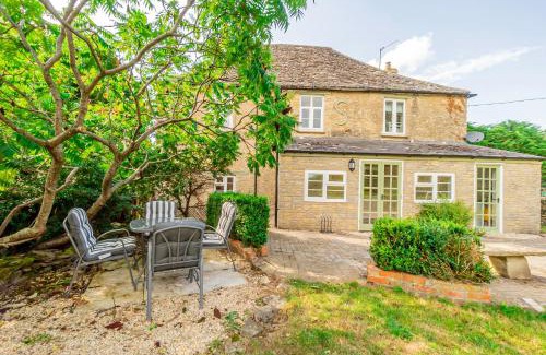 South Leigh House | Farmhouse Retreat, 4 Bed, Pet Friendly