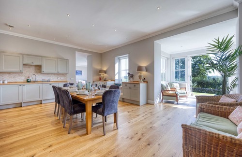 Bishopton House | Farmhouse Retreat only 20 mins to Loch Lomond