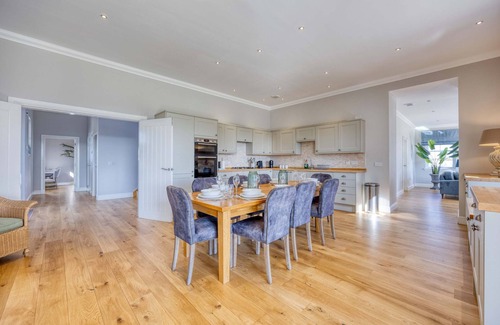 Bishopton House | Farmhouse Retreat only 20 mins to Loch Lomond