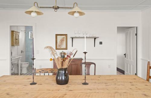 Valatie House | Farmhouse Retreat, Outdoor Dining, Fire-Pit, Fast Wifi, Golf and 3-Acre Privacy