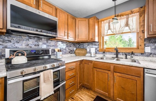 Traverse City House | Farmhouse Retreat*Great View*Hot Tub*Wineries