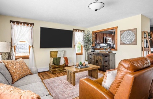 Traverse City House | Farmhouse Retreat*Great View*Hot Tub*Wineries
