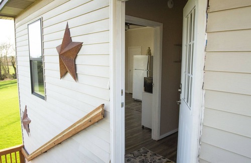 Crawfordsville Apartment | Farmhouse right off of I-5