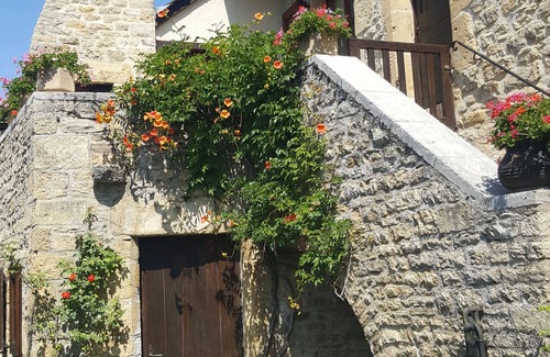 Saint-Come-d'Olt House | farmhouse rural setting at the foot of the Aubrac, in the Lot Valley