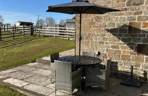 Winkhill House | Farmhouse - Sleeps 6 - Pet friendly - Garden