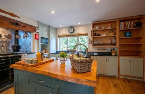 Totnes House | Farmhouse With Garden & Countryside Views