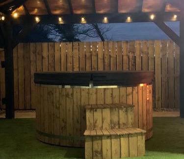 Loughinisland House | Farmhouse with Hot tub Sleeps7