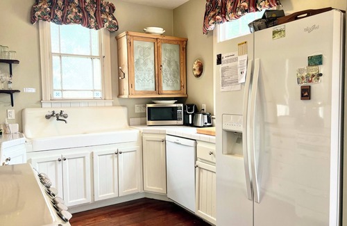 Jackson House | Farmhouse with Hot Tub, charming gardens, serenity, 2 blocks to Main Street!