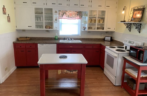 Tebbetts House | Farmhouse with lots of fun! Near Jefferson City, MO Sleeps 6!