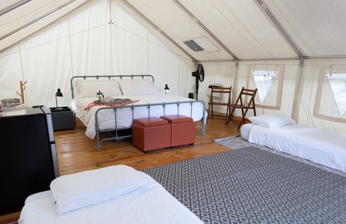Irene RV Rental | Farmstay Glamping with AC near Corsicana, TX