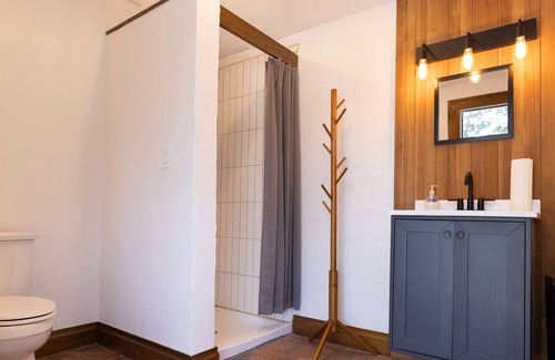 Irene RV Rental | Farmstay Glamping with AC near Corsicana, TX