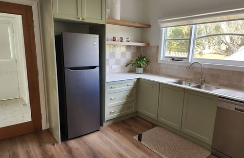 Gnarwarre Cottage | Farmstay Peppercorn Cottage. Space to appreciate.