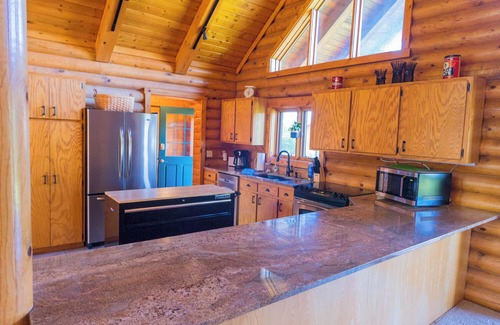 Ames House | Farmstead Lodge: Your Serene Log Cabin Retreat with AC, WiFi