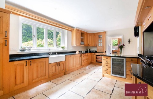 Rushmoor District House | Farnborough - Gated Entrance, Driveway, Garden