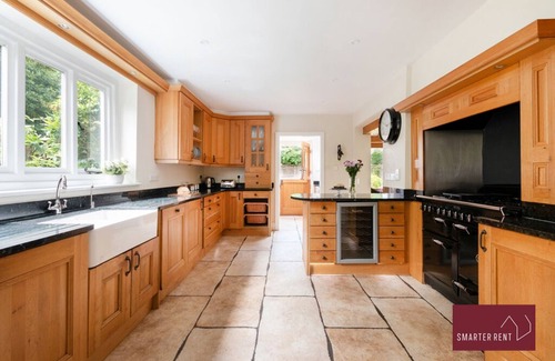 Rushmoor District House | Farnborough - Gated Entrance, Driveway, Garden