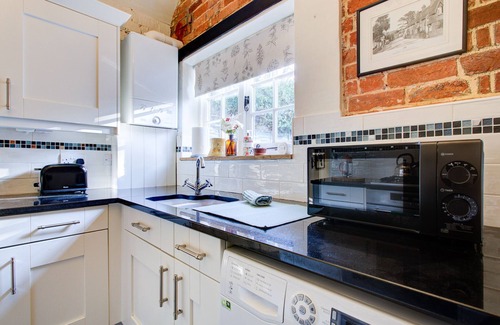 Crondall Cottage | Farnham Cosy Country Cottage