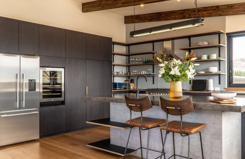 Wanaka House | Farrant Drive - Modern holiday home with lake views, close to town
